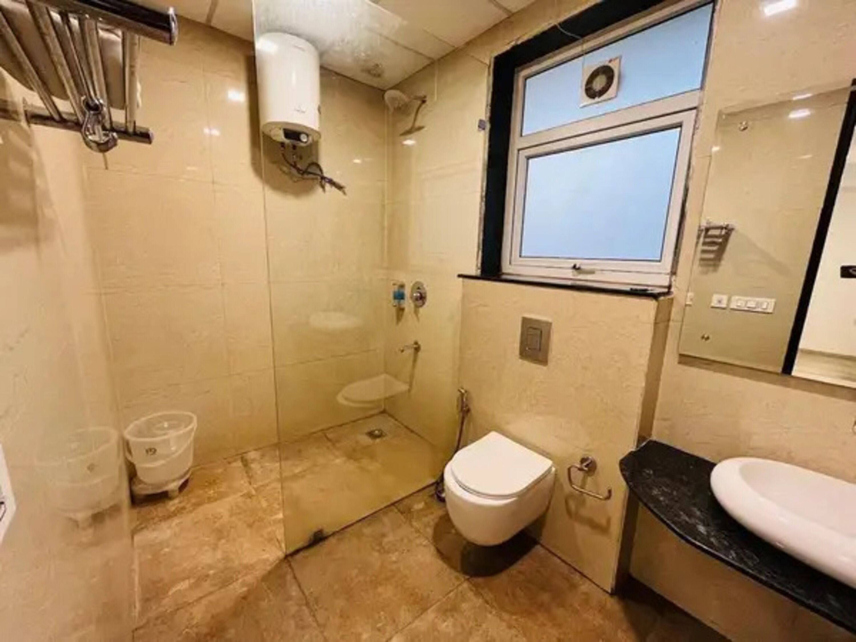 Shower, rainfall showerhead, free toiletries, towels