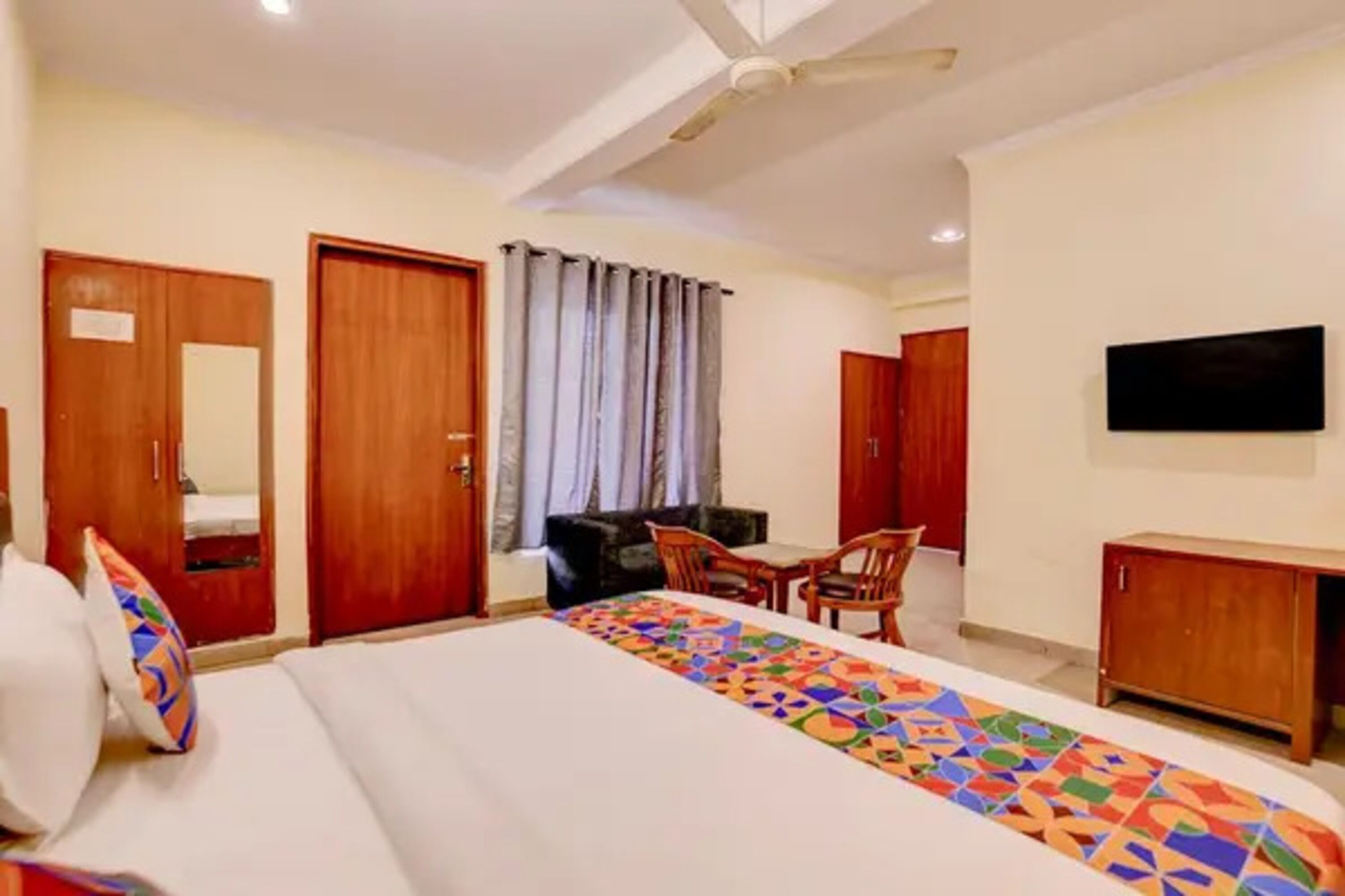 Egyptian cotton sheets, premium bedding, in-room safe, free WiFi