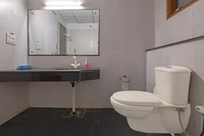 Shower, rainfall showerhead, free toiletries, towels