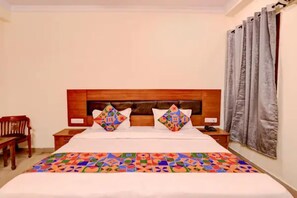 Egyptian cotton sheets, premium bedding, in-room safe, free WiFi - Fabhotel Pantao Stay (Noida)