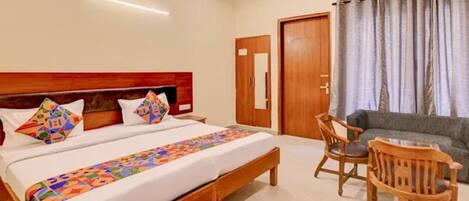 Egyptian cotton sheets, premium bedding, in-room safe, free WiFi