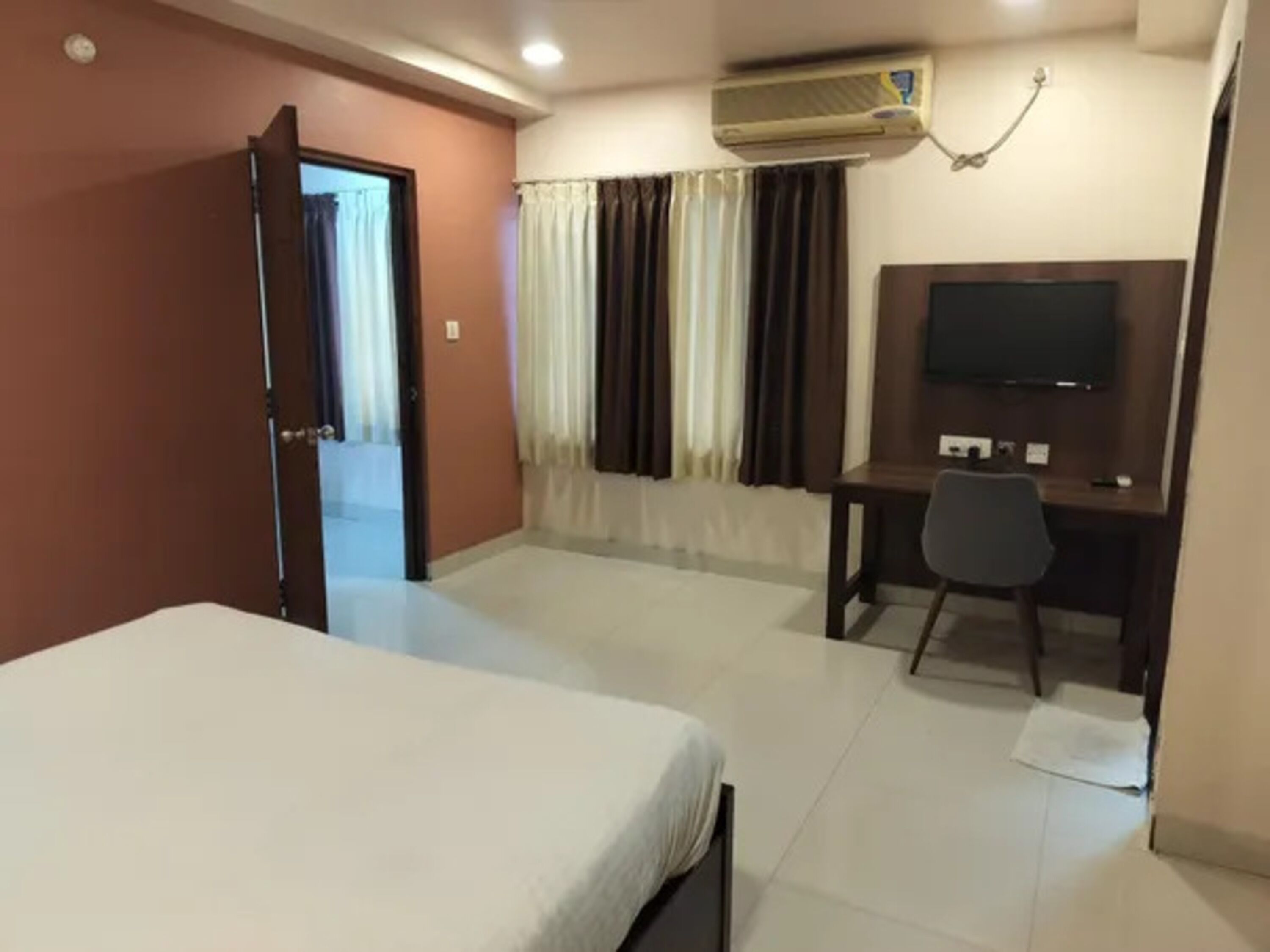 Egyptian cotton sheets, premium bedding, in-room safe, free WiFi