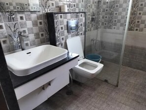 Shower, rainfall showerhead, free toiletries, towels - Fabhotel Elysees Services Suites (Bangalore)