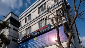 Un edifici modern amb un cartell que diu 'Elysées Serviced Suites'.