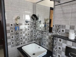 Shower, rainfall showerhead, free toiletries, towels - Fabhotel Elysees Services Suites (Bangalore)