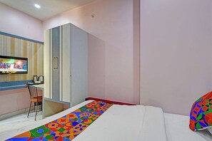 Egyptian cotton sheets, premium bedding, in-room safe, free WiFi - Fabhotel Bharat (Varanasi)