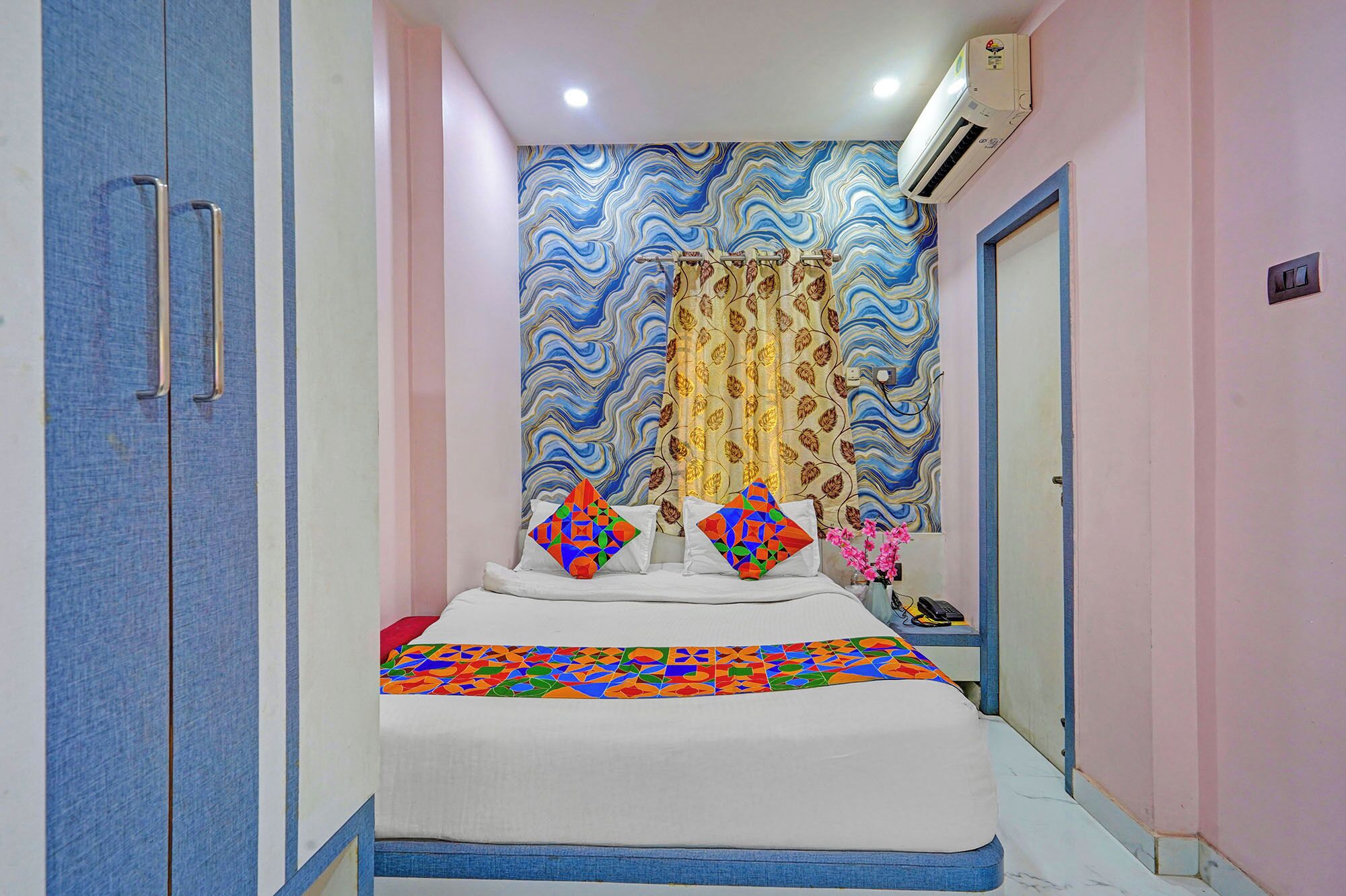 Egyptian cotton sheets, premium bedding, in-room safe, WiFi (free)