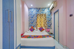 ملاءات من القطن المصري وأغطية فراش متميزة وخزنة داخل الغرفة