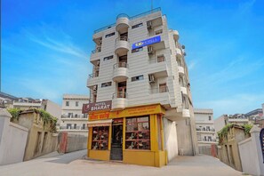 Exterior - Fabhotel Bharat (Varanasi)