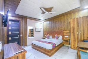 Egyptian cotton sheets, premium bedding, in-room safe, free WiFi