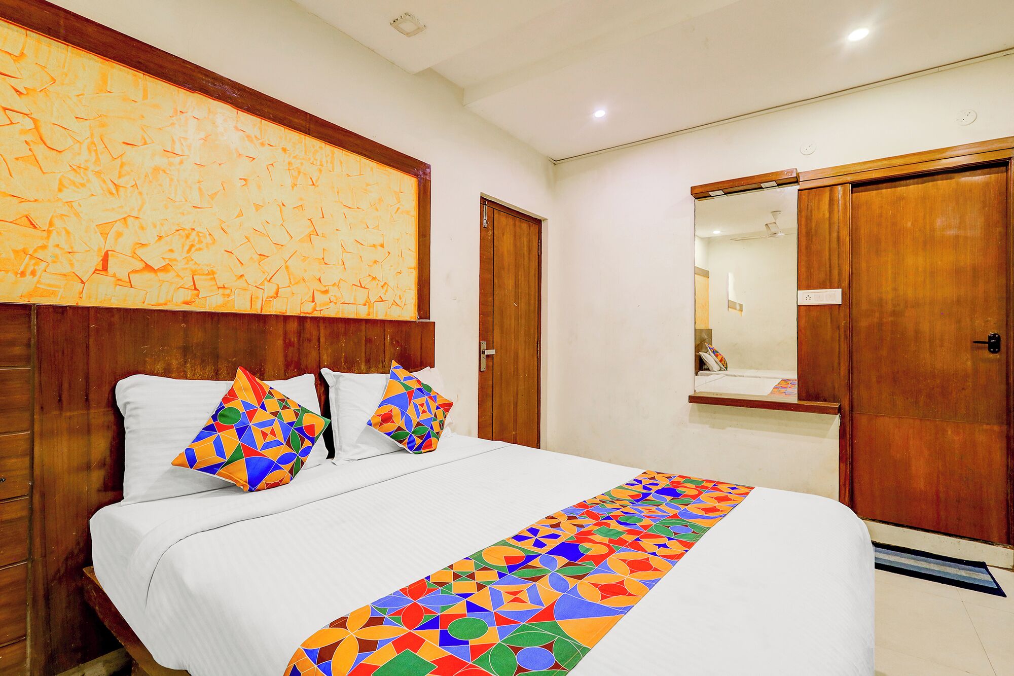 Egyptian cotton sheets, premium bedding, in-room safe, free WiFi