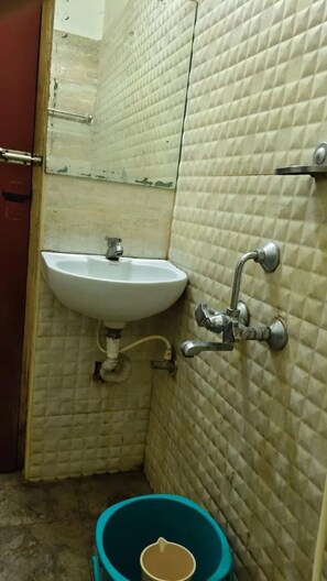 Douche, douche à « effet pluie », articles de toilette gratuits