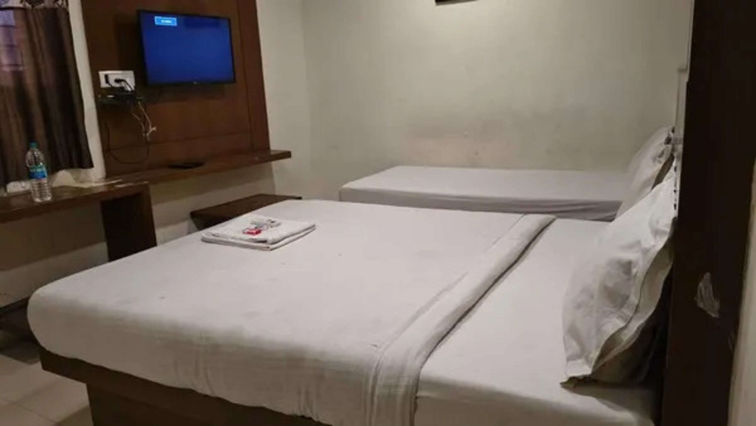 Egyptian cotton sheets, premium bedding, in-room safe, free WiFi