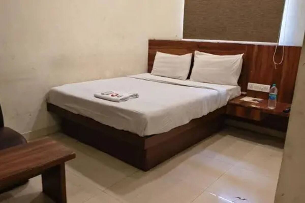 Luxury Suite | Egyptian cotton sheets, premium bedding, in-room safe, free WiFi