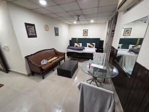 Egyptian cotton sheets, premium bedding, in-room safe, free WiFi