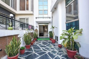 Property entrance - Fabhotel Guru Kripa Residency (Gurugram)