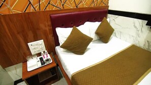 Egyptian cotton sheets, premium bedding, in-room safe, free WiFi - Fabhotel Star Hill (Mumbai)