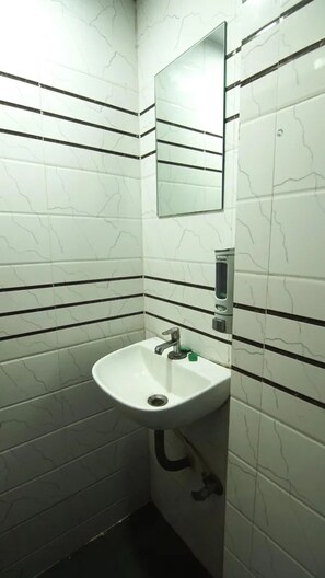Een douche, een regendouche, gratis toiletartikelen, handdoeken