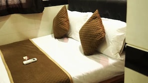 Egyptian cotton sheets, premium bedding, in-room safe, free WiFi - Fabhotel Star Hill (Mumbai)
