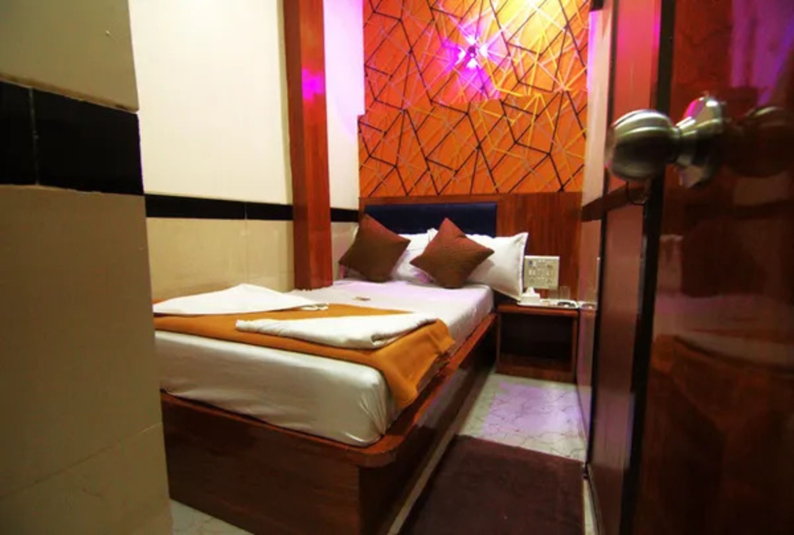 Egyptian cotton sheets, premium bedding, in-room safe, free WiFi