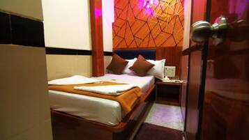 Egyptian cotton sheets, premium bedding, in-room safe, free WiFi