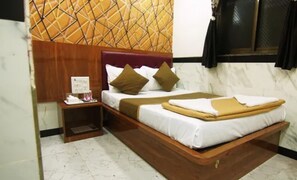 Egyptian cotton sheets, premium bedding, in-room safe, free WiFi - Fabhotel Star Hill (Mumbai)
