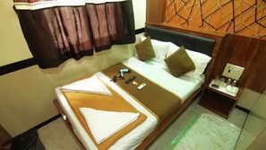 Egyptian cotton sheets, premium bedding, in-room safe, free WiFi - Fabhotel Star Hill (Mumbai)