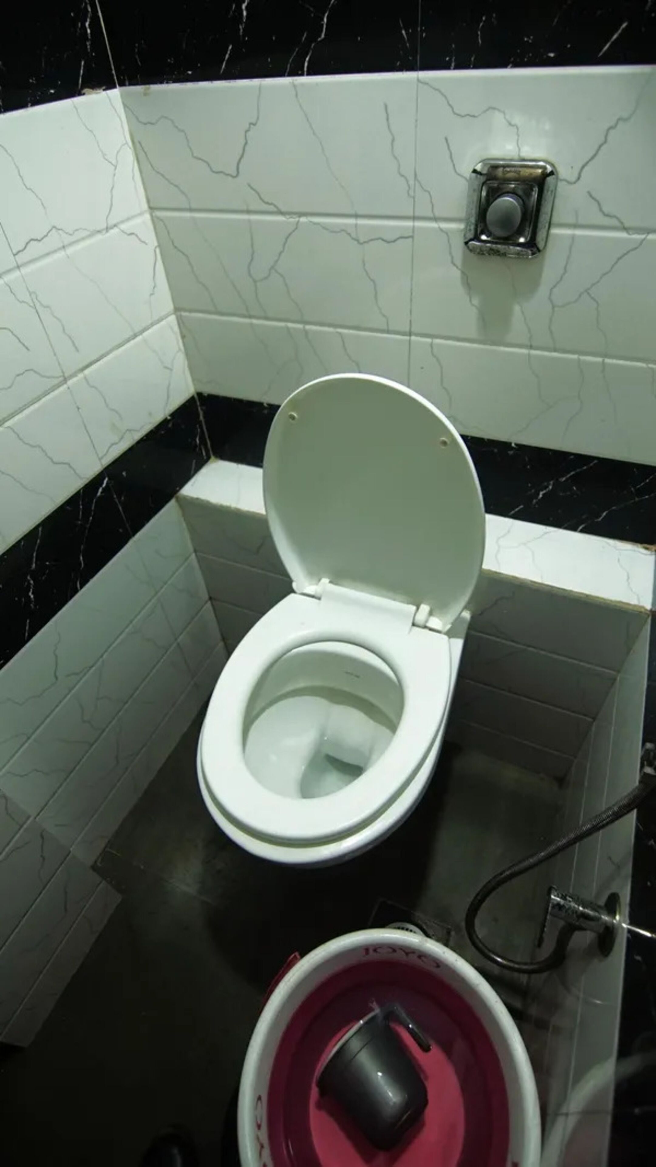 تجهيزات دش، دُش غزير، مستلزمات مجانية للعناية الشخصية، مناشف