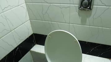 Shower, pancuran hujan, perlengkapan mandi gratis, dan handuk