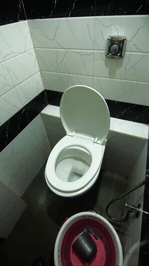 Shower, rainfall showerhead, free toiletries, towels - Fabhotel Star Hill (Mumbai)