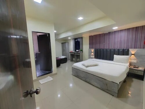 Fabhotel Vardhan Plaza