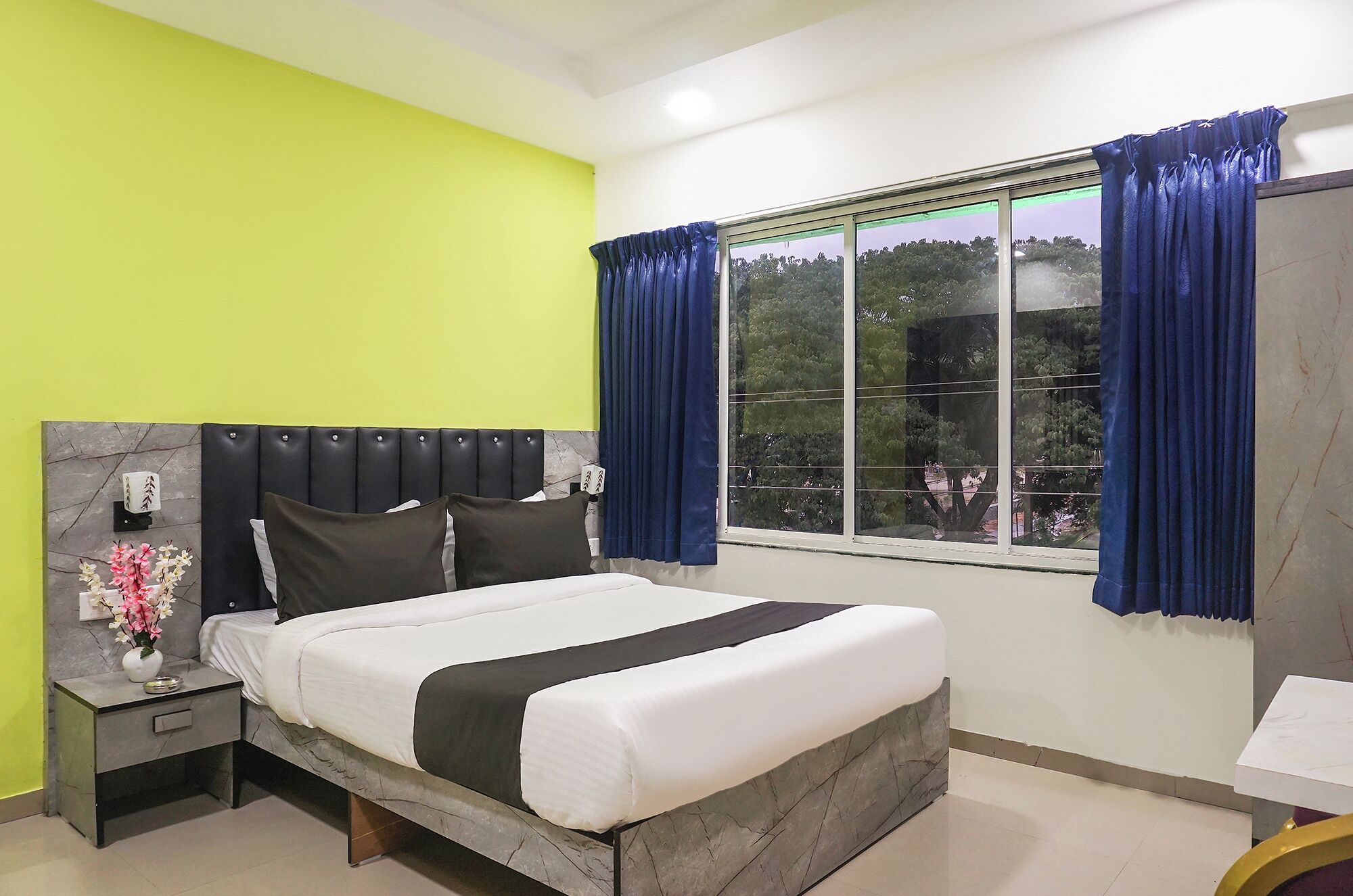 Egyptian cotton sheets, premium bedding, in-room safe, free WiFi