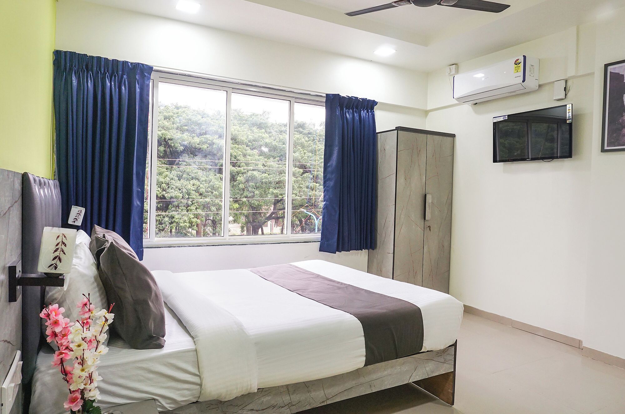 Egyptian cotton sheets, premium bedding, in-room safe, free WiFi
