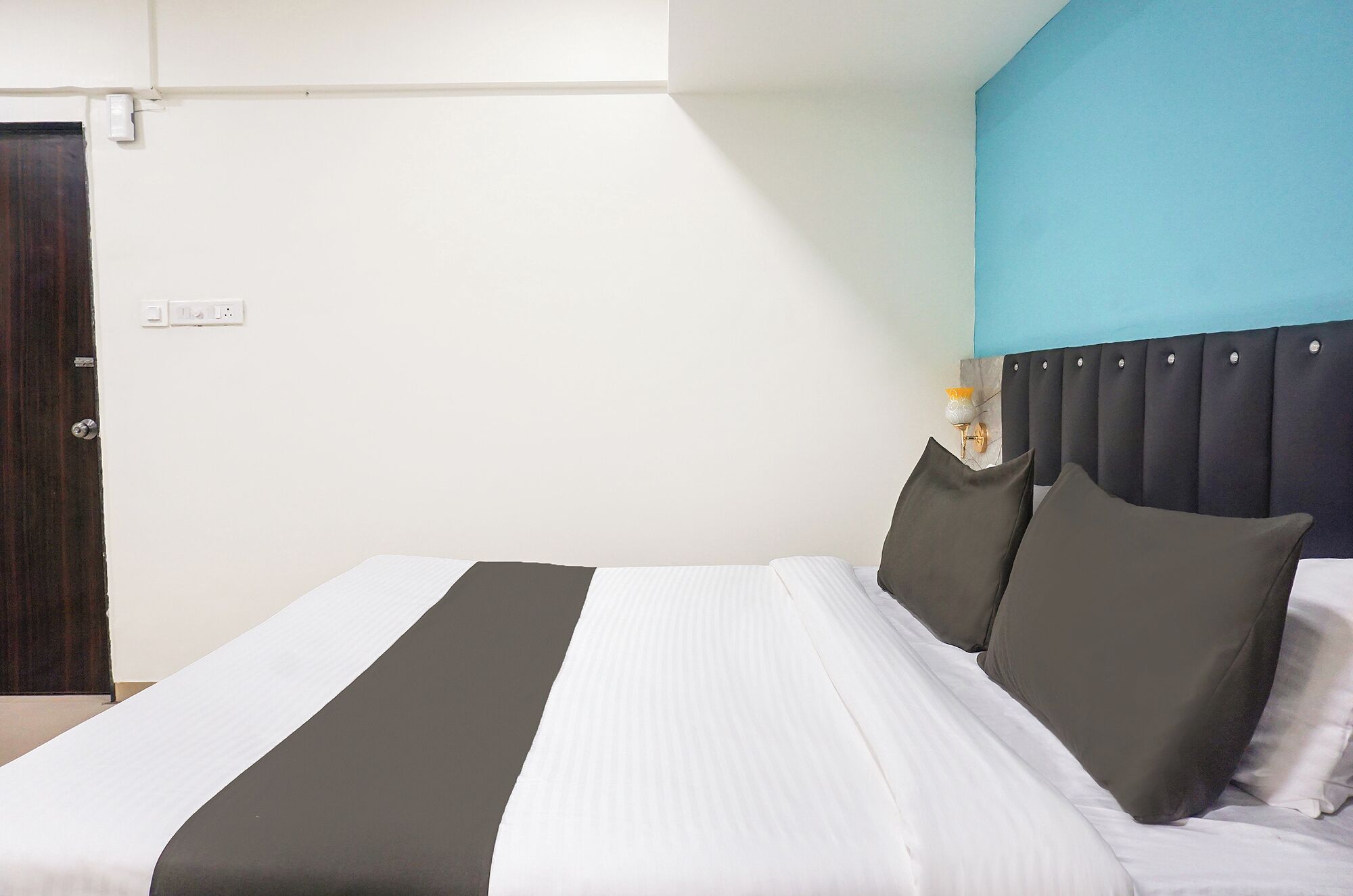 Egyptian cotton sheets, premium bedding, in-room safe, free WiFi