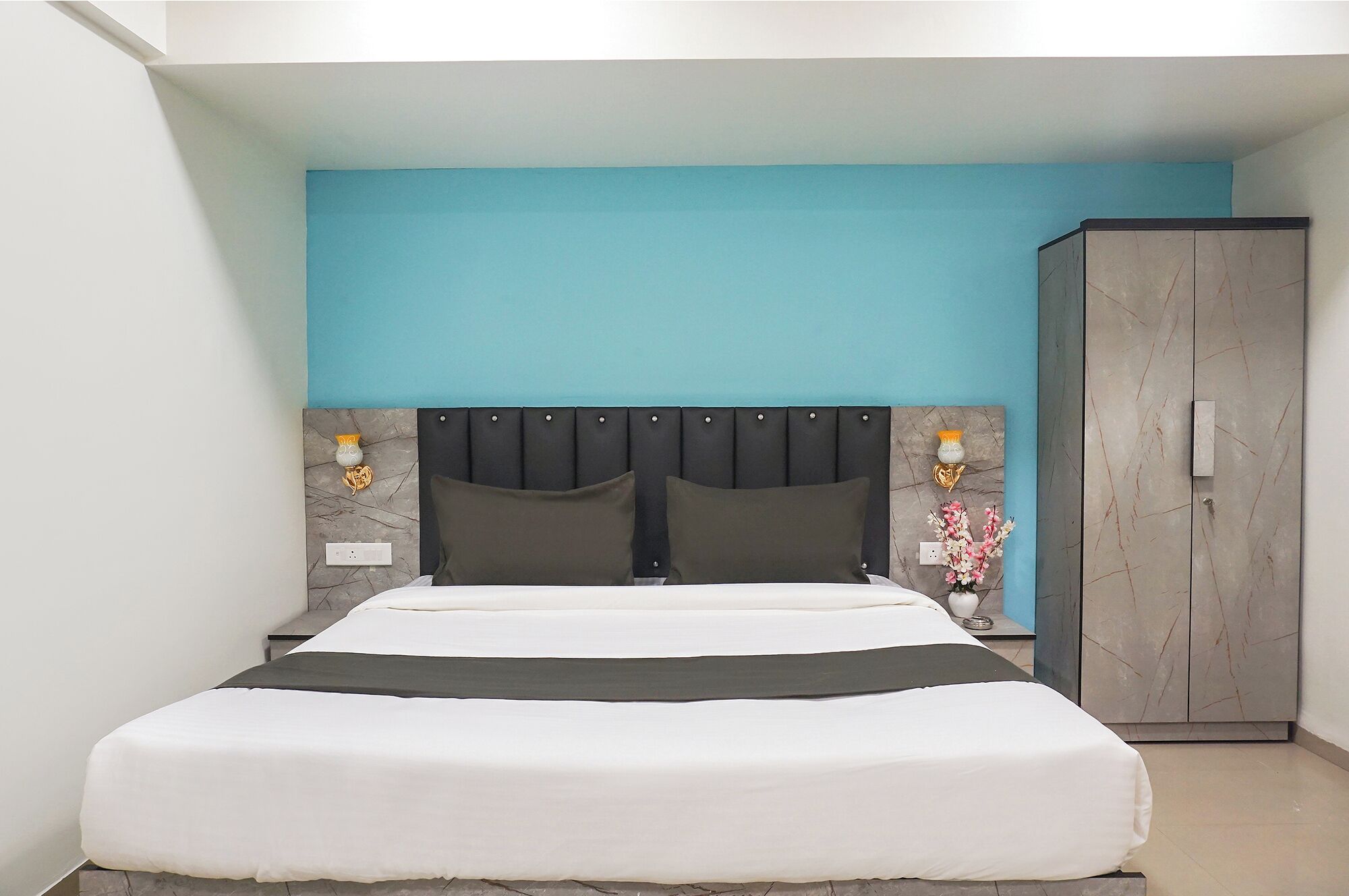 Egyptian cotton sheets, premium bedding, in-room safe, free WiFi