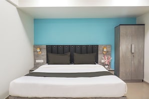 Egyptian cotton sheets, premium bedding, in-room safe, free WiFi - Fabhotel Vardhan Plaza (Pune)