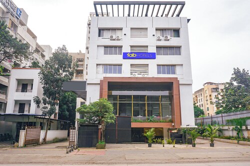 Fabhotel Vardhan Plaza