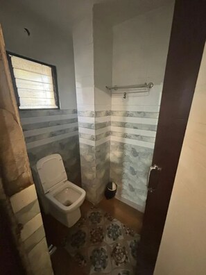 Douche, douche à « effet pluie », articles de toilette gratuits