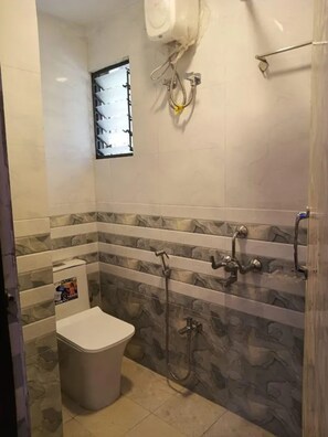 Dutxa, capçal de dutxa tipus cascada i articles de tocador gratuïts 