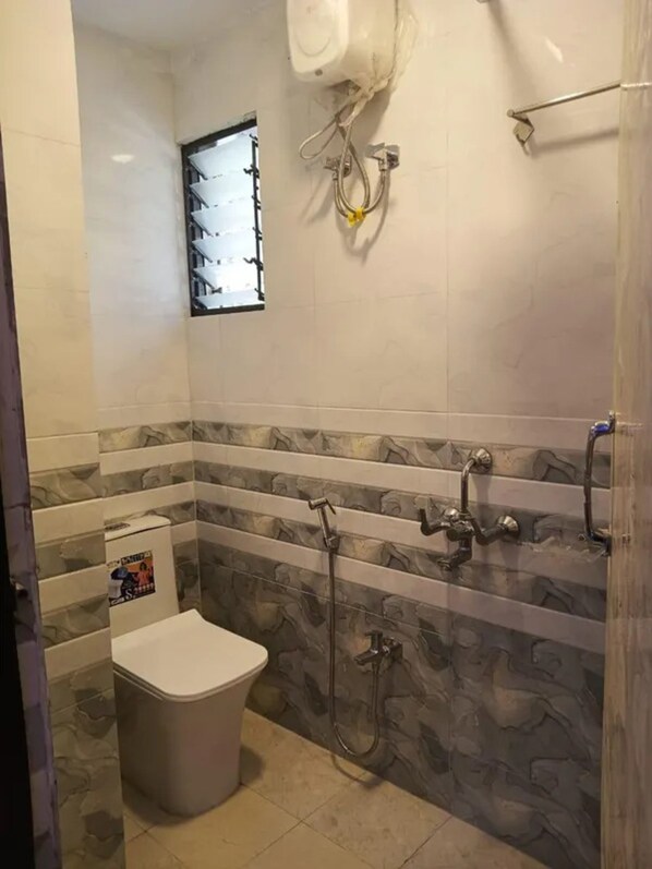 Douche, douche à « effet pluie », articles de toilette gratuits