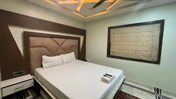 Egyptian cotton sheets, premium bedding, in-room safe, free WiFi