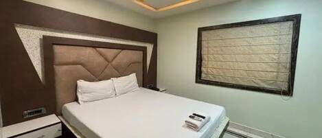 Egyptian cotton sheets, premium bedding, in-room safe, free WiFi