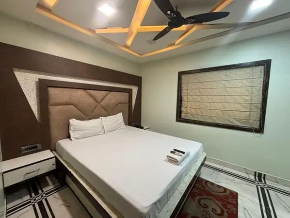 Egyptian cotton sheets, premium bedding, in-room safe, free WiFi - Fabhotel The Ruby Park (Kolkata)