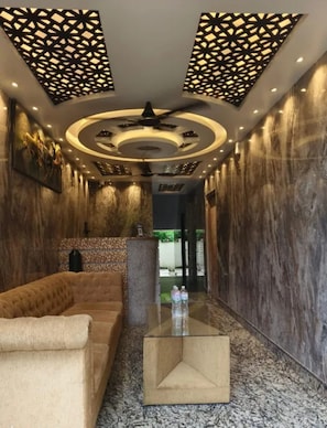 Coin salon dans le hall