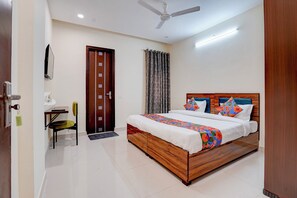 Egyptian cotton sheets, premium bedding, in-room safe, free WiFi - Fabhotel Cozy Stay (Noida)