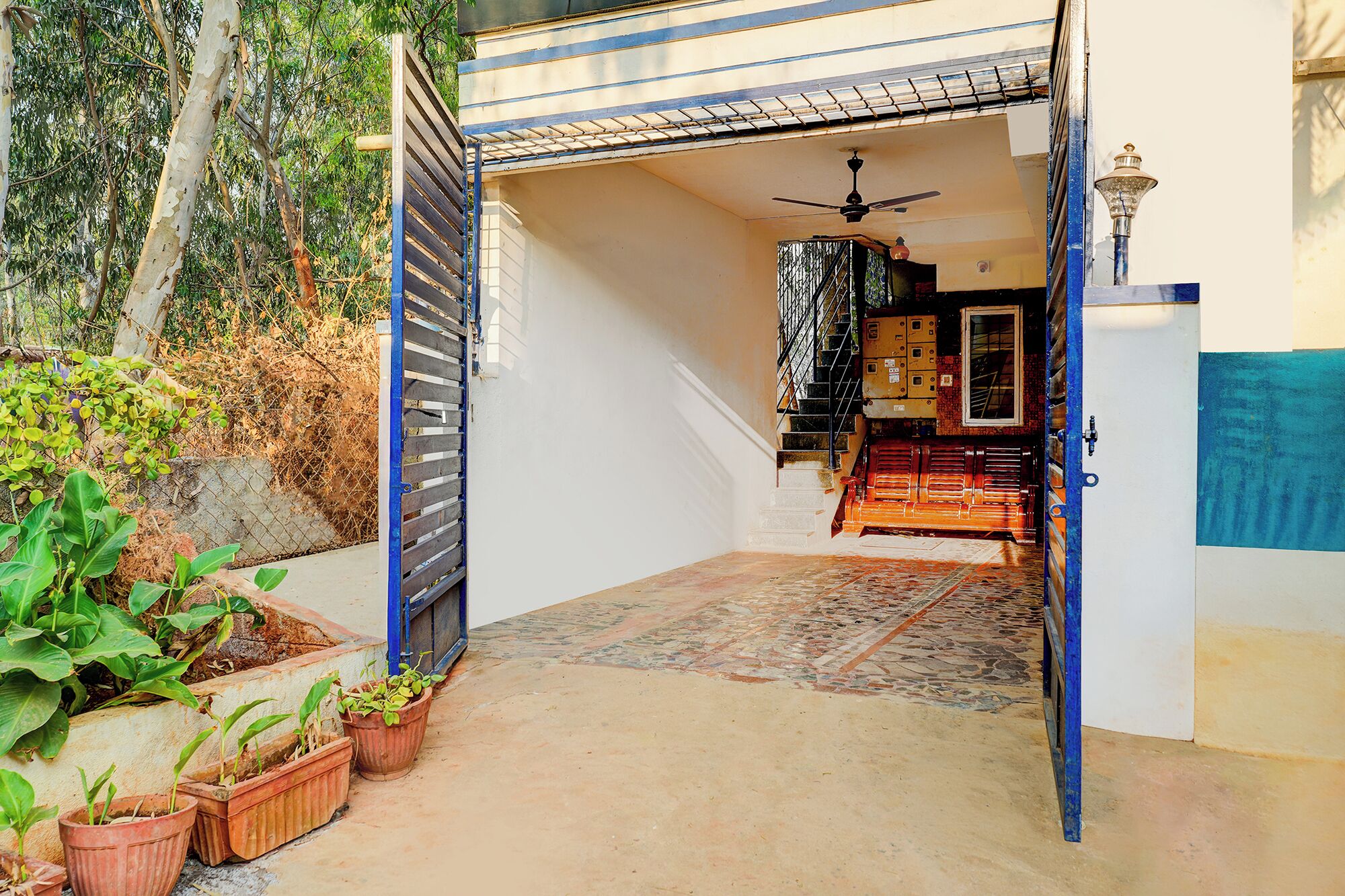 Pintu masuk properti