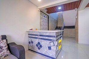 Reception - FabHotel Aaryras Heritage Resort (Mahabaleshwar)