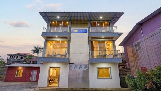 Un hôtel à plusieurs étages, doté d’un toit plat, de balcons et d’une enseigne indiquant qu’il fait partie du groupe Fab Hotels.