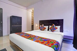 Egyptian cotton sheets, premium bedding, in-room safe, free WiFi - Fabhotel Aayras Heritage Resort (Mahabaleshwar)