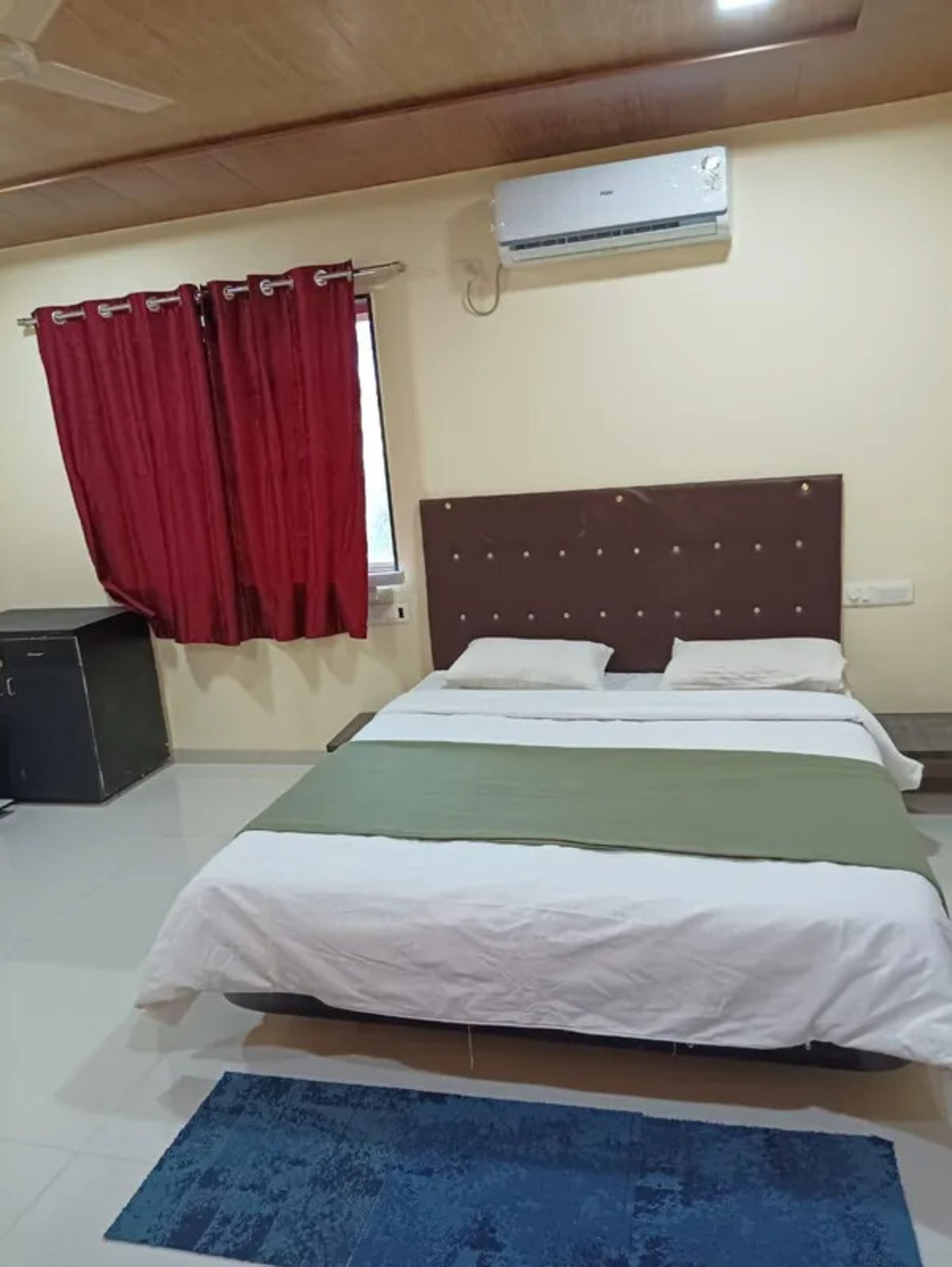 Egyptian cotton sheets, premium bedding, in-room safe, free WiFi